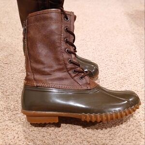 Madden Girl Flurryy Rain Boots w/ fabric lining. Size 8